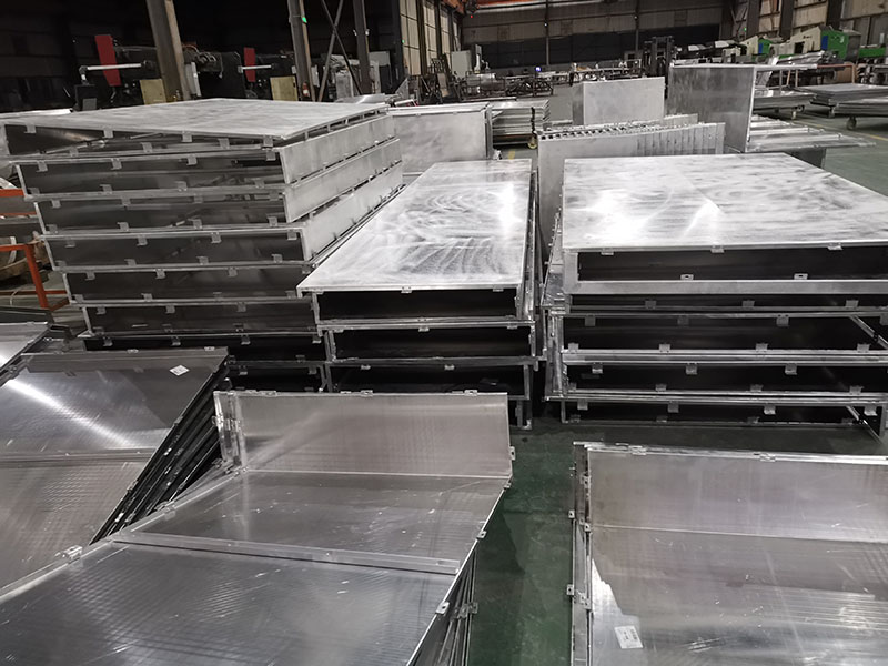 7号铝單(dan)板的(de)生(sheng)産(chan)廠(chǎng)傢(jia)車(che)间